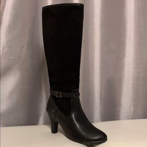 Aerosoles cloudscape black almond toe boots.